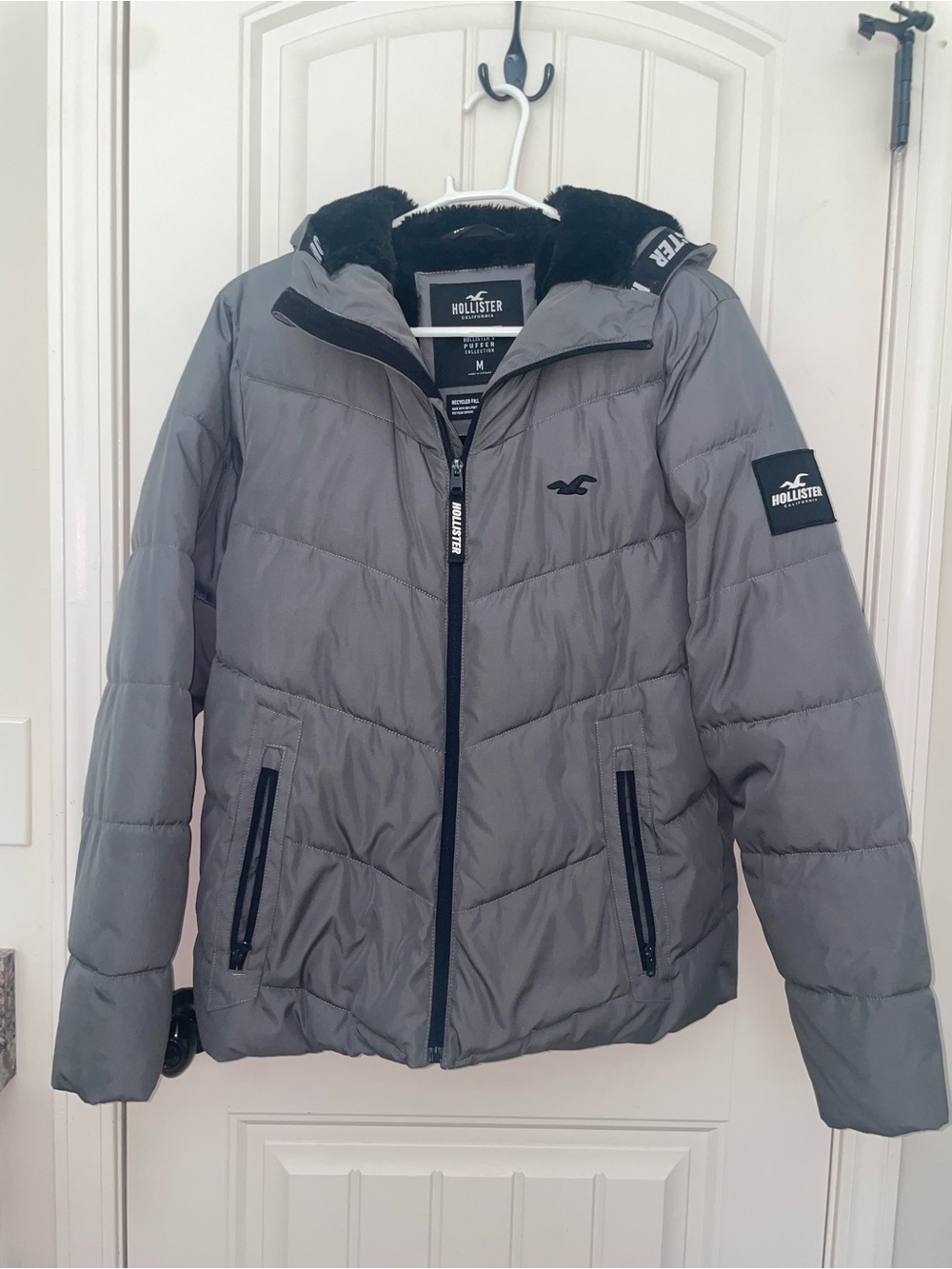 Hollister Men’s Silver-Gray Quilted Puffer Jacket with Hood